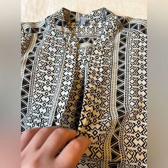 Charlotte Russe Printed Tunic Blouse - Picture 4 of 7